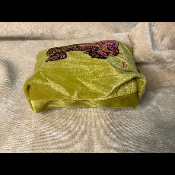 Powder Climbing Leopard Velvet Pouch - Picture 6 of 10